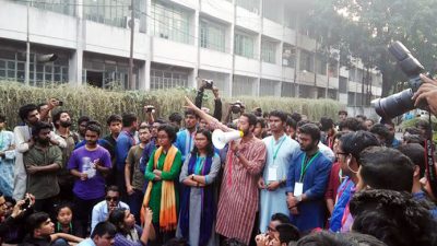 ডাকসুর পুনর্নির্বাচনের দাবিতে ভিসি কার্যালয়ের সামনে অবস্থান