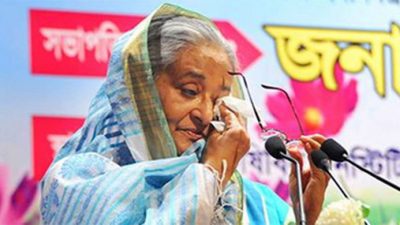 কাঁদলেন প্রধানমন্ত্রী