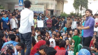 বসুন্ধরায় সড়ক অবরোধে ৮ বিশ্ববিদ্যালয়ের শিক্ষার্থীরা
