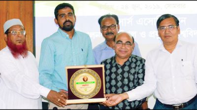 প্রফেসর ড. মুহাম্মদ আলমগীর ইউজিসি’র সদস্য মনোনীত হওয়ায় সংবর্ধনা প্রদান করেন কুয়েট অফিসার্স এসোসিয়েশনের নেতৃবৃন্দ