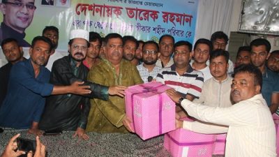 খুলনা জেলা বিএনপি’র শহীদ পরিবারের মাঝে ঈদ সামগ্রী বিতরন