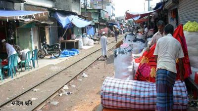 খুলনায় রেললাইনের দু’পাশে অবৈধ দখলদারদের দাপট!