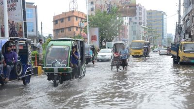 খুলনায় সামান্য বৃষ্টিতে হাটু পানি