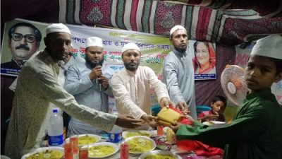 কয়রায় শাকবাড়ীয়া বয়েজ ক্লাব দুস্থদের মাঝে ঈদসামগ্রী,পোষাক বিতরণ