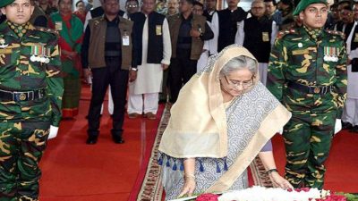 বঙ্গবন্ধুর প্রতিকৃতিতে প্রধানমন্ত্রীর শ্রদ্ধা
