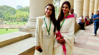 শপথ নিয়েই যে কারণে সাংবাদিকদের ওপর ক্ষেপলেন দুই নায়িকা