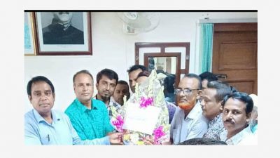 খুলনার নবাগত পোস্ট মাষ্টার জেনারেল তরুণ কান্তি সিকদারকে ফুলেল শুভেচ্ছায় বরন