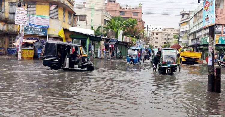 অতি বৃষ্টিতে বিপর্যস্ত জনজীবন নগরীর রাস্তায় হাটু পানি