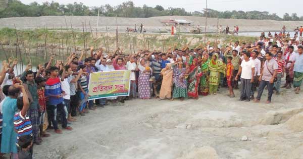 এলাকাবাসীর তীব্র প্রতিবাদ সত্বেও ডুমুরিয়ায় ভদ্রা, শালতা নদীর শোভনা ও গাবতলায় গাবের ডাল দিয়ে ঝুঁকিপূর্ণ সাঁকো নির্মাণ হচ্ছে!