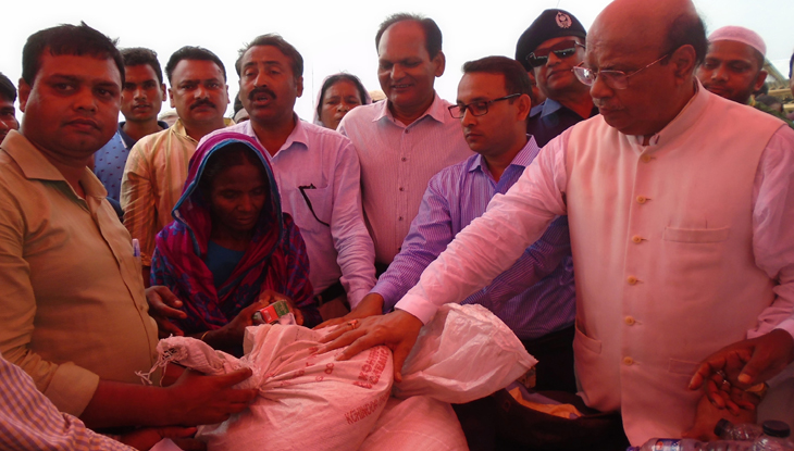 বন্যাকবলিতদের ঘরে খাদ্য সামগ্রী পৌঁছে দিচ্ছে সরকার-মোহাম্মদ নাসিম