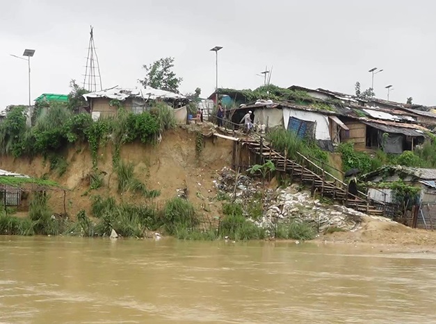 পাহাড় ধস আর বন্যার ঝুঁকিতে ২ লাখ রোহিঙ্গা
