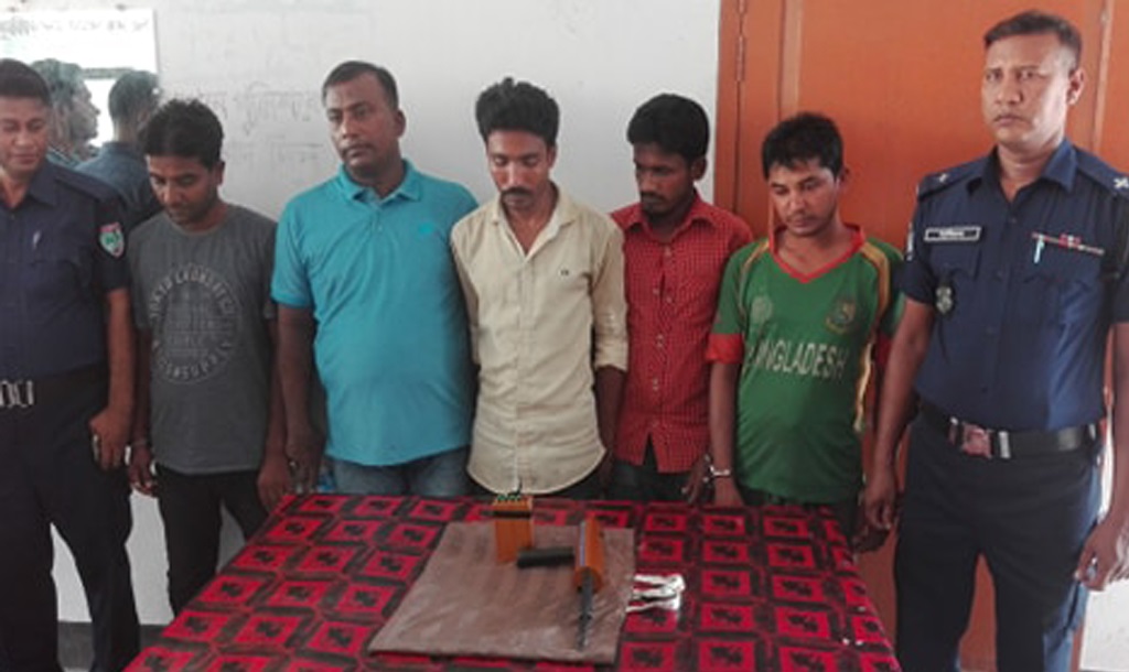 তালায় সীমানা পিলার পিন শনাক্তকারী যন্ত্রসহ আটক-৫