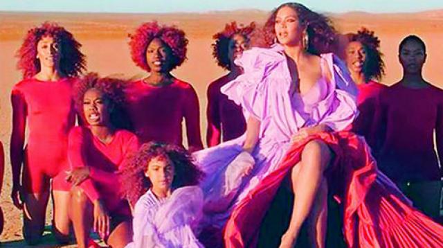 মরুভূমিতে মা বিয়ন্সের হাত ধরল ব্লু!