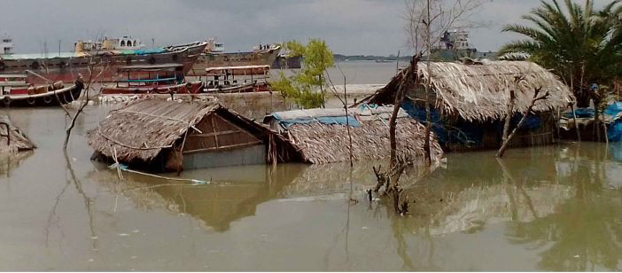প্রতিনিয়ত প্রাকৃতিক পরিবেশের সাথে যুদ্ধ করে বেচেঁ থাকতে হয় খুলনার দাকোপে পানিবন্দী ২৫টি পরিবারের