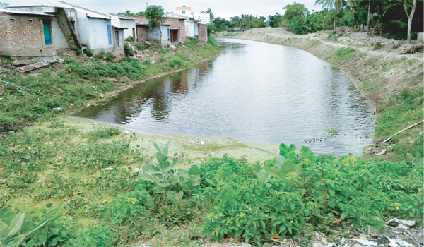 ডুমুরিয়ার থুকড়া খালের দুই পাড়ের অর্ধশত  অবৈধ স্থাপনা বাঁচিয়ে খননের অভিযোগ!