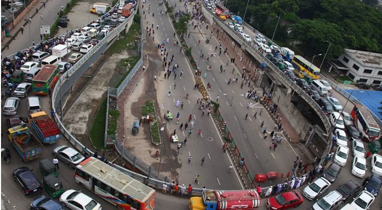 রিকশা চালকদের বিক্ষোভে স্থবির কুড়িল-রামপুরা-মালিবাগ সড়ক
