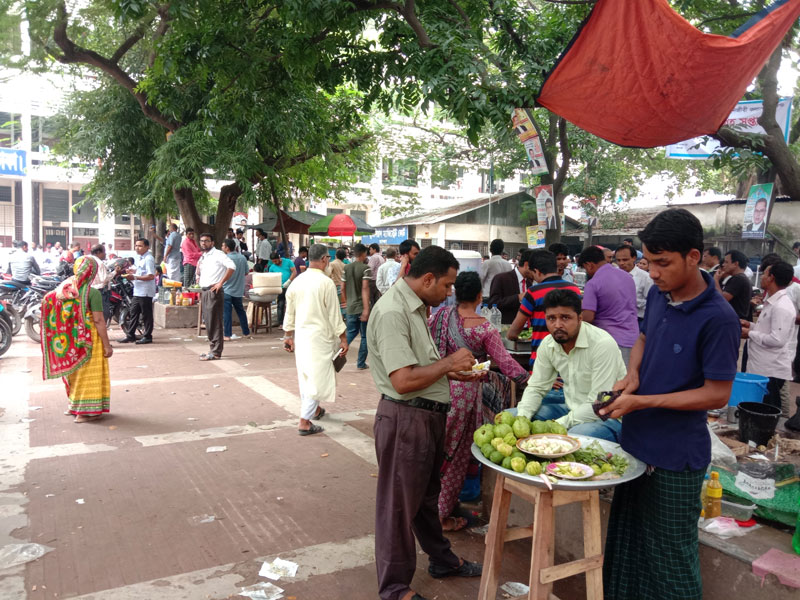 হকারদের অবাধ বিচরণ, শঙ্কায় ঢাকার নিম্ন আদালতের নিরাপত্তা
