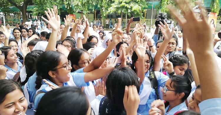 এইচএসসির ফল প্রকাসে পাশের হারে মেয়েরা, জিপিএ-৫-এ এগিয়ে ছেলেরা