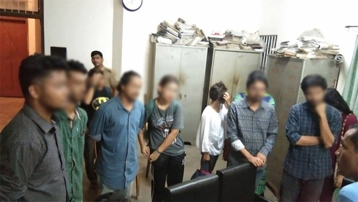 জাবিতে গভীর রাতে পাঁচ তরুণীসহ ১০ বহিরাগত আটক