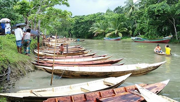 ঝালকাঠিতে বর্ষায় জমজমাট ভাসমান নৌকার হাট