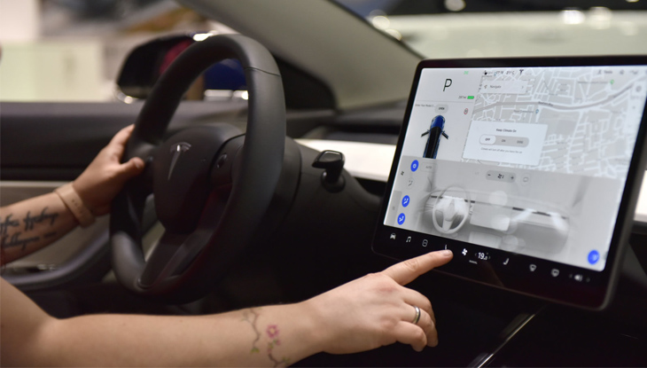 গাড়ির ড্যাশবোর্ডে যুক্ত হচ্ছে ইউটিউব, নেটফ্লিক্স