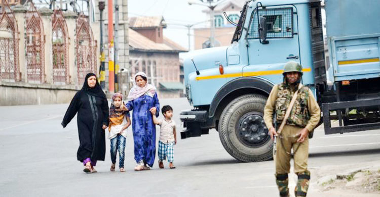 রাতারাতি দশ হাজার সেনা মোতায়েন, পর্যটকদের কাশ্মীর ছাড়ার হিড়িক