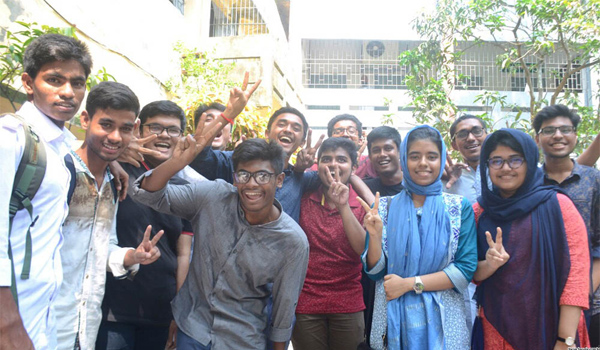 এইচএসসি : পাসের হারে যশোর বোর্ডে খুলনা জেলা শীর্ষে