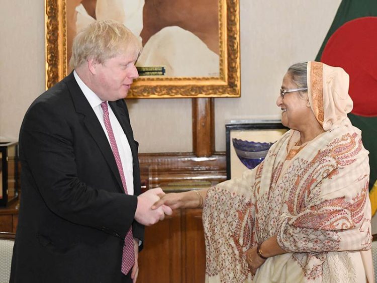 ব্রিটিশ প্রধানমন্ত্রীকে ফজলি আম ও ফুল উপহার দিলেন শেখ হাসিনা