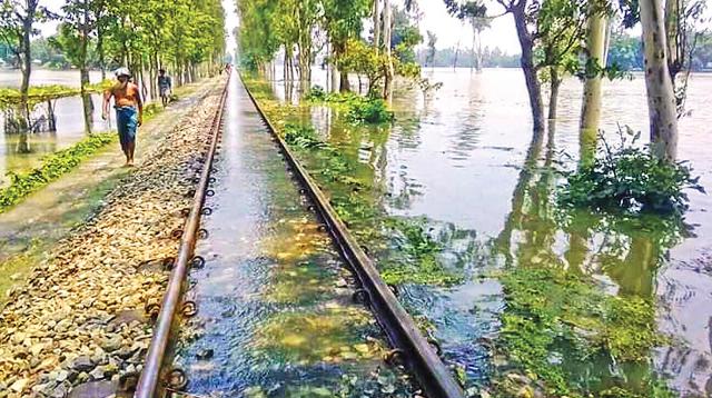 পানি সরেনি, সান্তাহার-লালমনিরহাট রেলপথে ট্রেন চলাচল বন্ধ