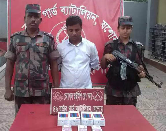 বেনাপোলে ৫ লক্ষ ভারতীয় রুপিসহ পাসপোর্ট যাত্রী আটক