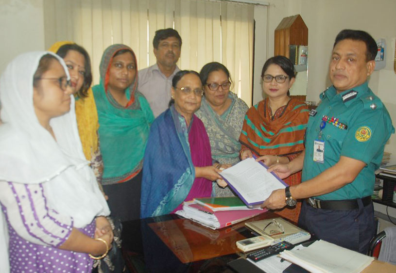 নগরীতে সাত বছরের শিশু ধর্ষণকারীদের গ্রেফতারের দাবিতে অতিরিক্ত পুলিশ কমিশনার বরাবর জনউদ্যোগের নারী সেল কর্তৃক স্মারকলিপি পেশ