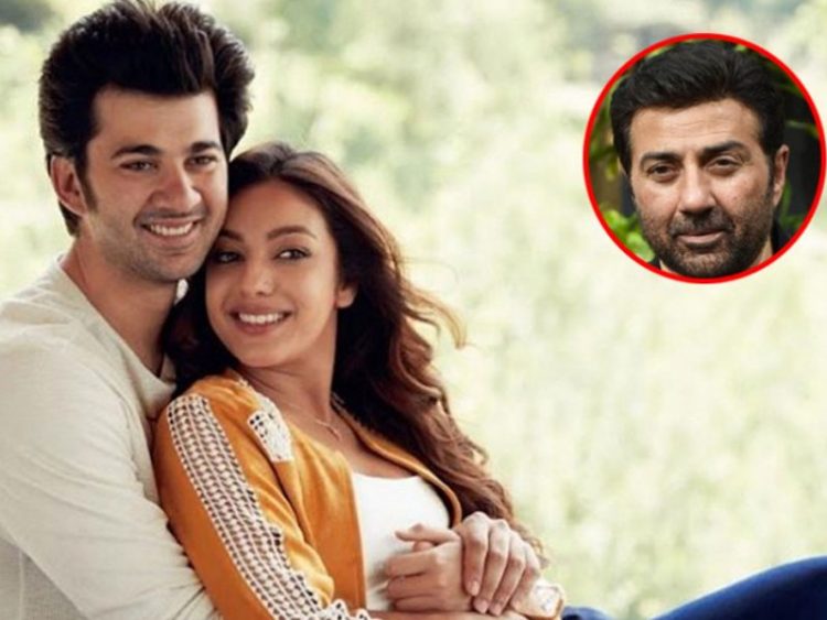 বাবার হাত ধরে বলিউডে ছেলের অভিষেক