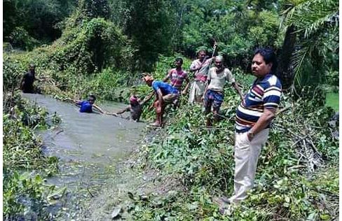 মোড়েলগঞ্জে চেয়ারম্যান আব্দুর রহিম বাচ্চু’র উদ্যোগে পরিচ্ছতা অভিযান