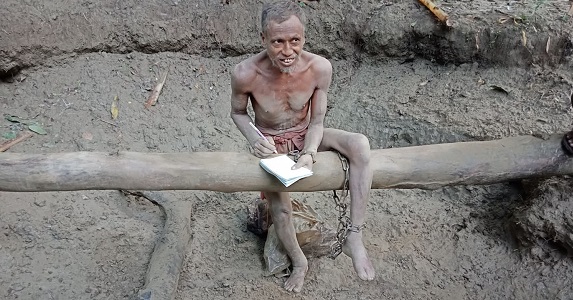 হাতে-পায়ে শিকল বাঁধা ৪ বছর অন্ধকার গর্তে জীবন কাটাচ্ছে আব্দুল কাদের
