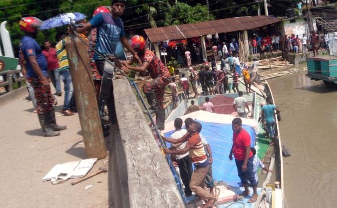 মোড়েলগঞ্জ ব্রীজের নীচে আটকে গেছে ৩ হাজার ব্যাগ সিমেন্ট বোঝাই কার্গো