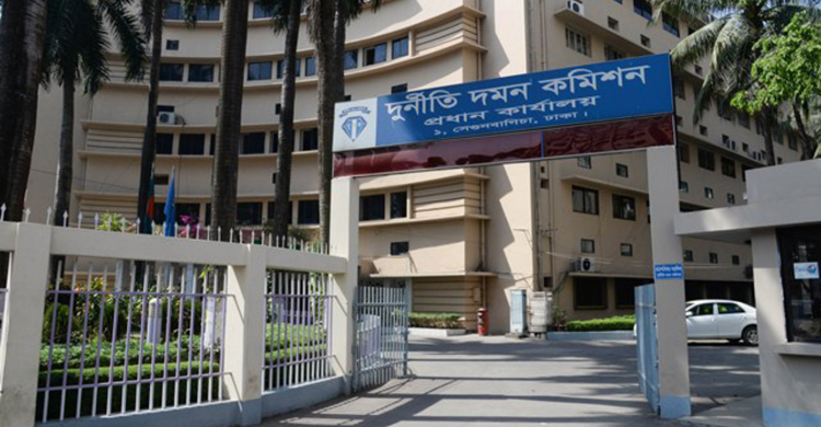 শিশু কার্ড প্রদানে অনিয়মের অভিযোগে দুদকের পৃথক পৃথক অভিযান