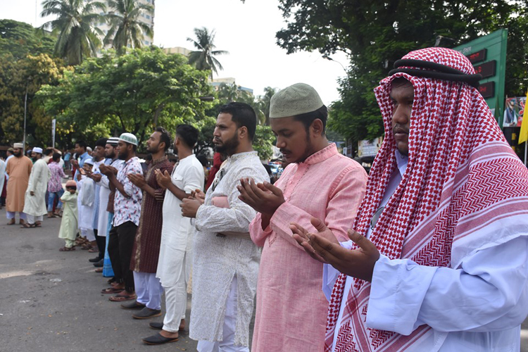 ঈদ জামাতে ডেঙ্গু থেকে রক্ষায় বিশেষ দোয়া ও মোনাজাত