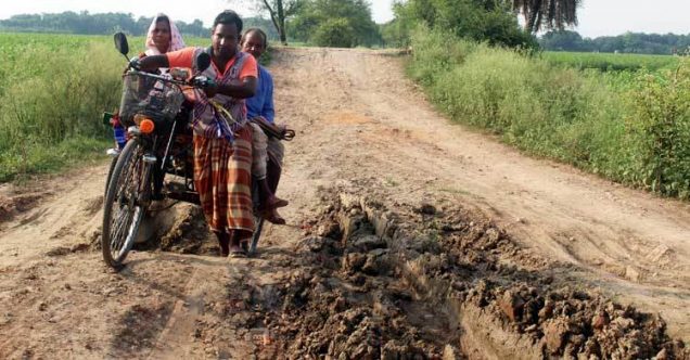 ঝিনাইদহে ২ কিলোমিটার রাস্তার জন্য ১০ গ্রামের মানুষের দুর্ভোগ