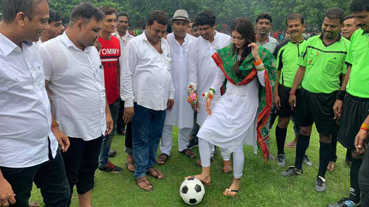 স্বাধীনতা দিবসে ফুটবল খেলায় নুসরাত