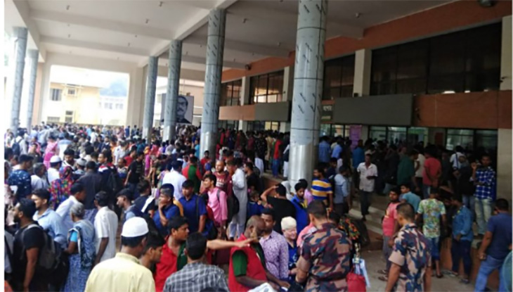 ঈদের ছুটিতে বেনাপোল চেকপোস্টে প্রচণ্ড ভিড়, ভোগান্তিতে যাত্রীরা