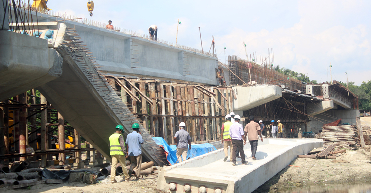 ঝিনাইদহে ভেঙ্গে পড়লো নির্মাণাধীন ব্রিজের গার্ডার, বেঁচে গেলেন ২০ শ্রমিক