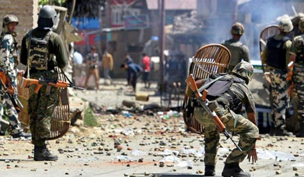 উত্তাল ভুস্বর্গ কাশ্মীর : সংঘর্ষে পুলিশ কর্মকর্তাসহ নিহত ২