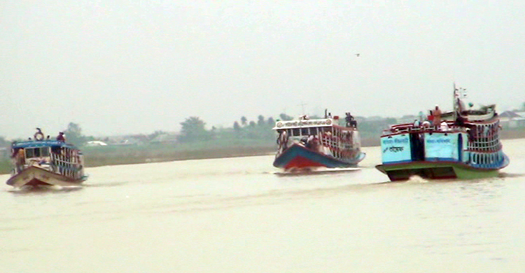 কাঁঠালবাড়ী ঘাটে ঢাকামুখী যাত্রীদের চাপ