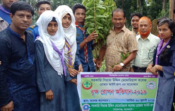 মোড়েলগঞ্জে এসএম কলেজে বৃক্ষরোপণ কর্মসূচি
