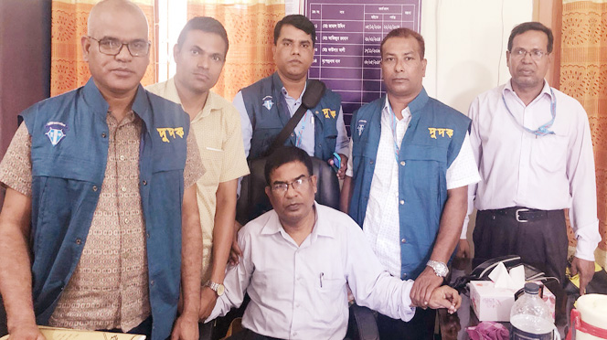 দুদকের হাতে ঘুষের টাকাসহ  আটক সমবায় কর্মকর্তা