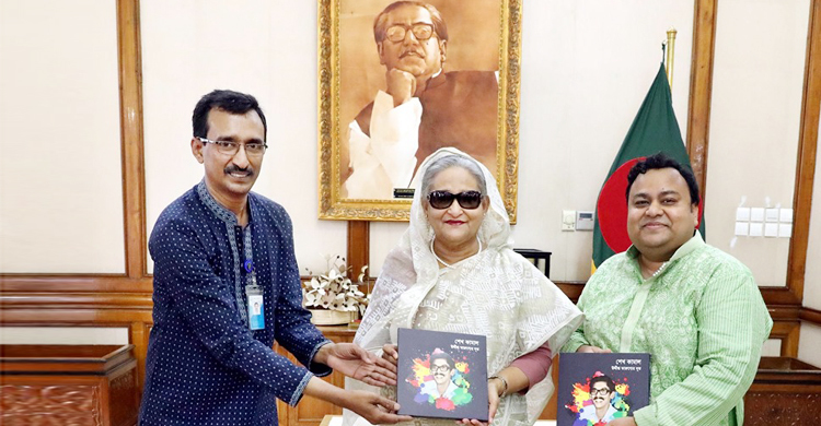 প্রধানমন্ত্রীর হাতে ‘শেখ কামাল : উদ্দীপ্ত তারুণ্যের দূত