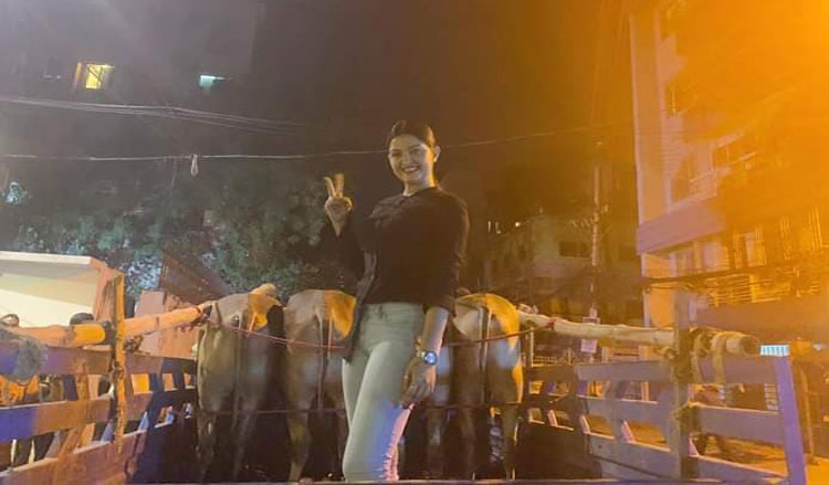 শিল্পীদের জন্য চার গরু কোরবানি দিচ্ছেন পরীমনি