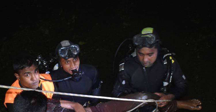 পুলিশ দেখে পুকুরে ঝাঁপিয়ে চালকের মৃত্যু