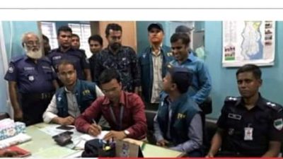 ১০৬ হটলাইন নম্বরে ভুক্তভোগীর ফোন পেয়ে বাগেরহাট পাসপোর্ট অফিসে দুদকের অভিযান