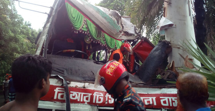 এ যাত্রায় রক্ষা পেল বিআরটিসির ৫০ যাত্রী